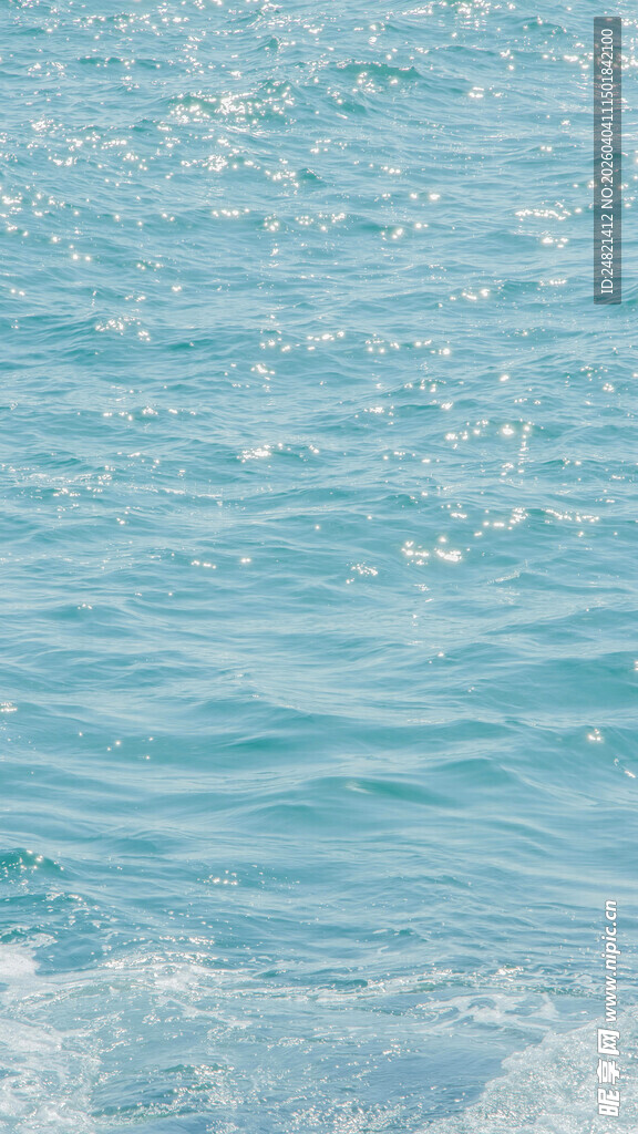 波光粼粼的蓝色海水