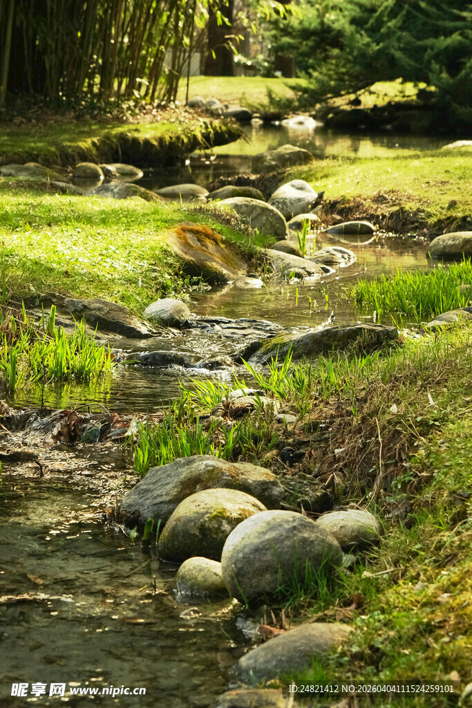 山间潺潺溪流与乱石