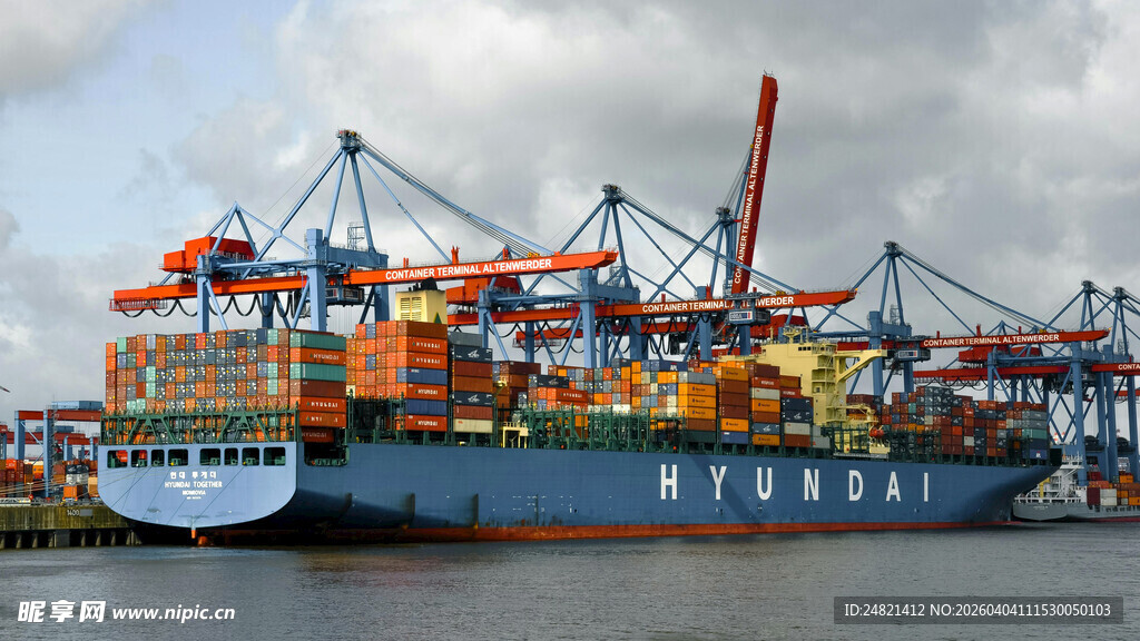 港口巨型集装箱货轮