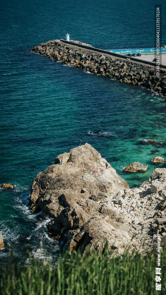 海边礁石与延伸的防波堤