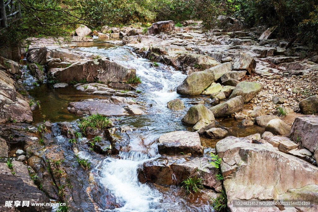 山间溪流潺潺过石间