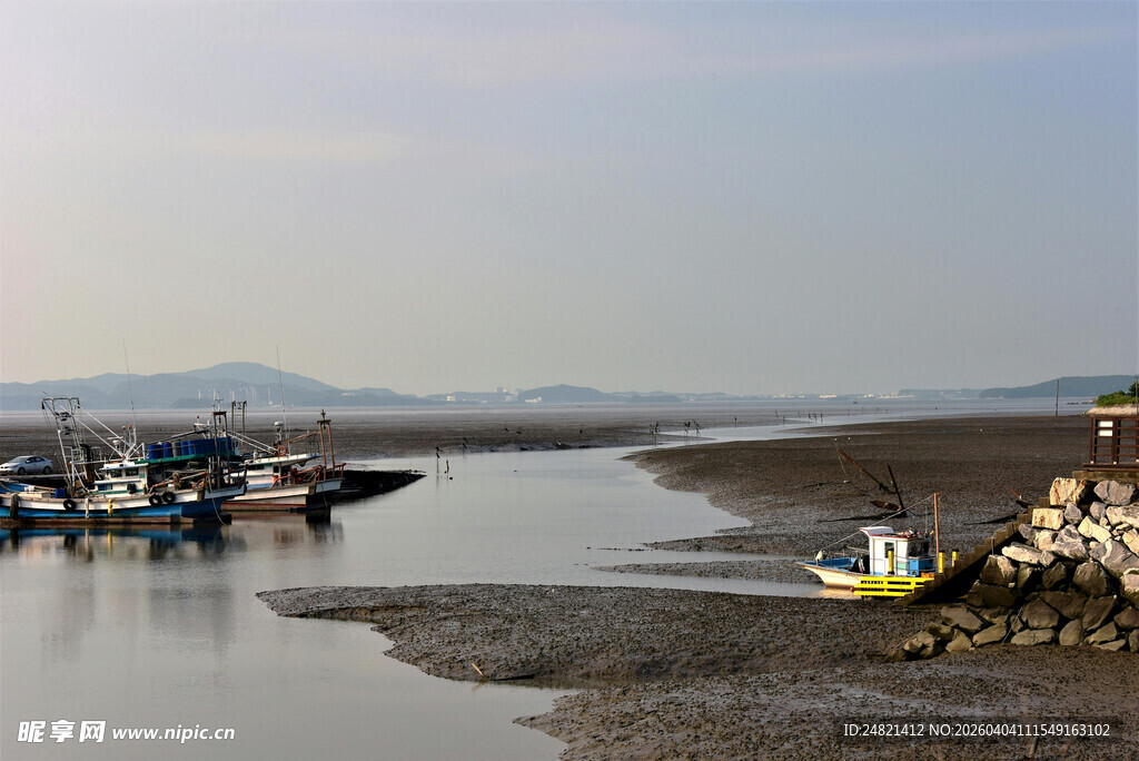 河岸停泊船只的宁静景象