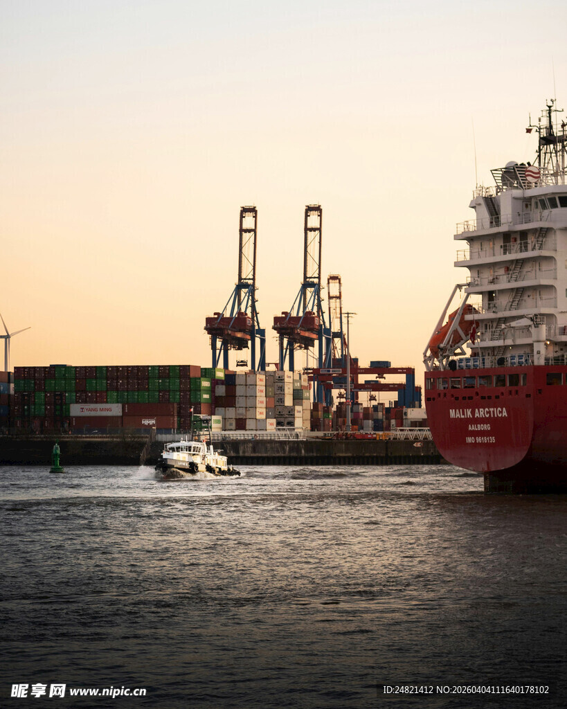 港口黄昏时的船只与起重机