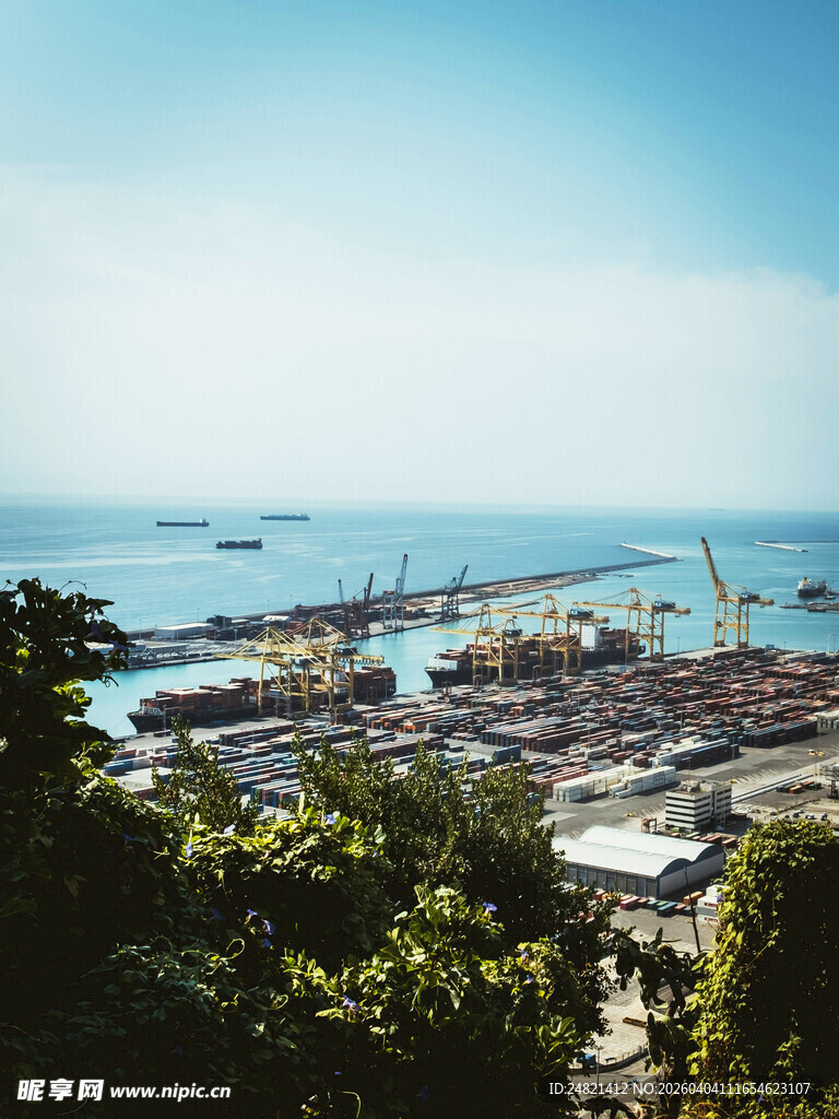 俯瞰海港城市美丽景致