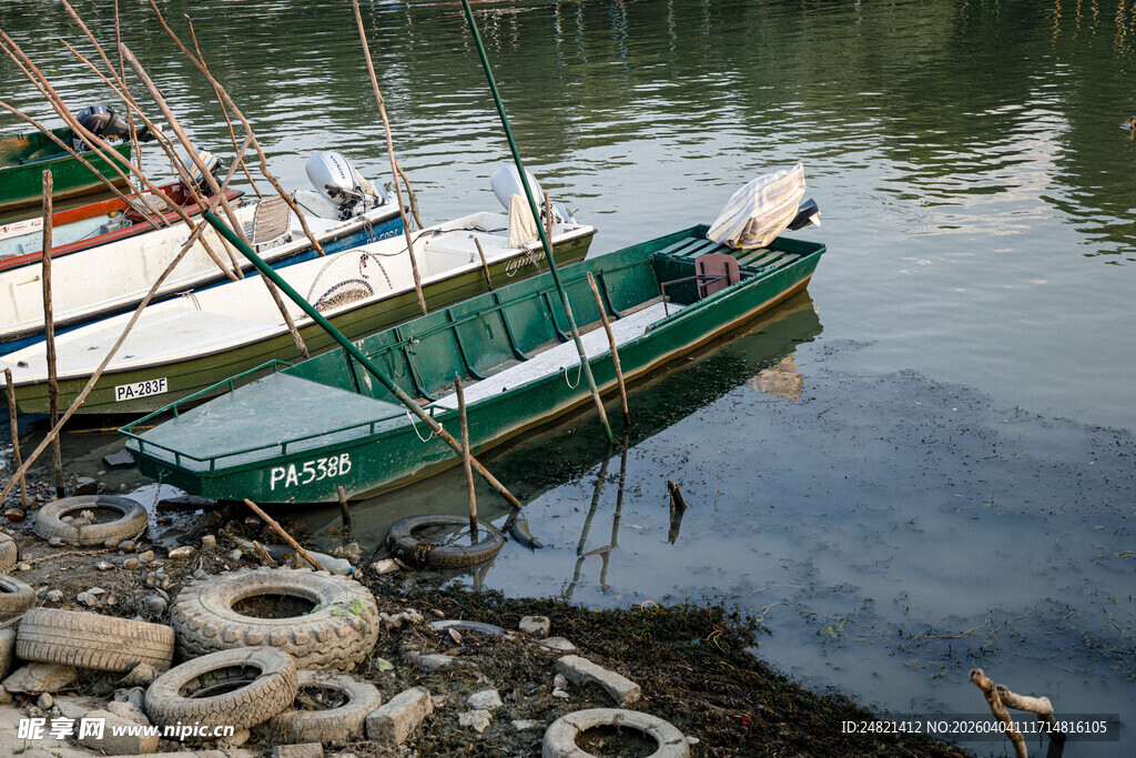 岸边停泊的多彩小船