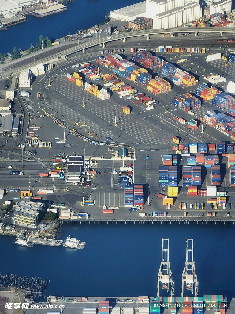 繁忙港口集装箱堆放景象