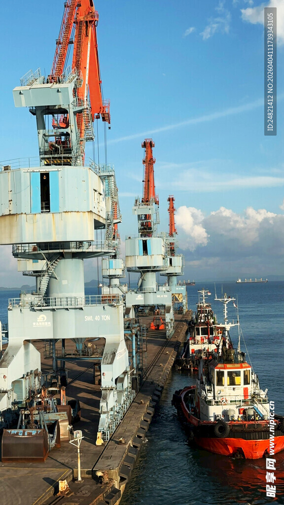 港口繁忙景象中的船只设备