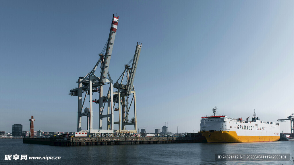 港口起重机与货船景象