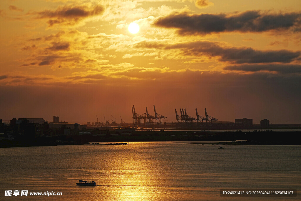 夕阳下的海港美景