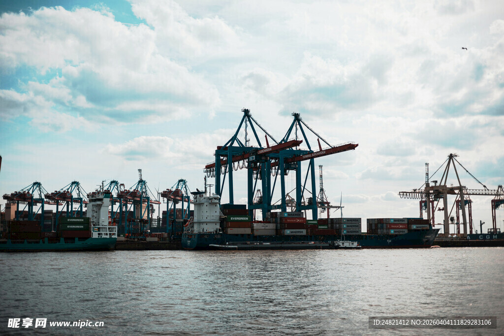 港口起重机与繁忙景象