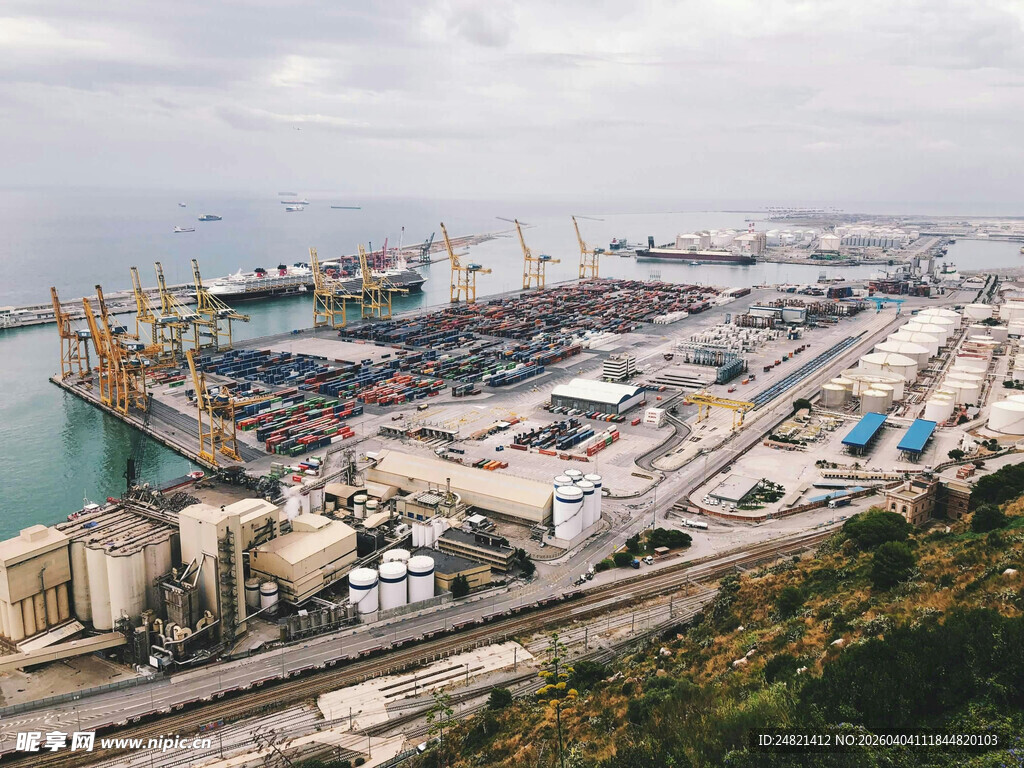 俯瞰繁忙港口景象