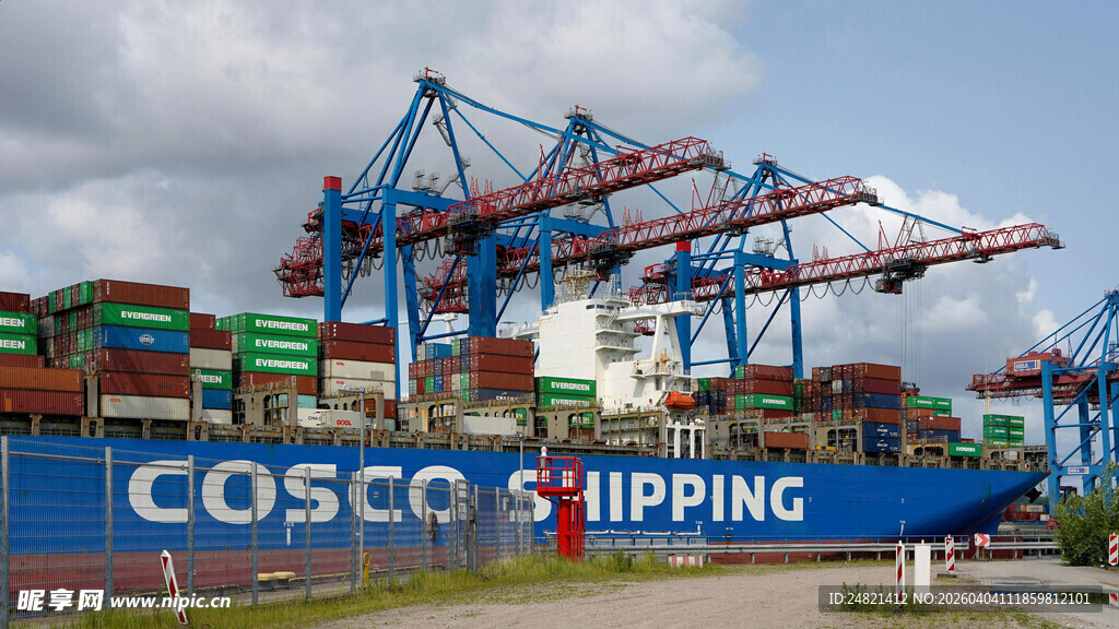 港口集装箱起重机作业场景