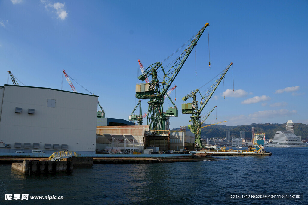 港口起重机与船只景象