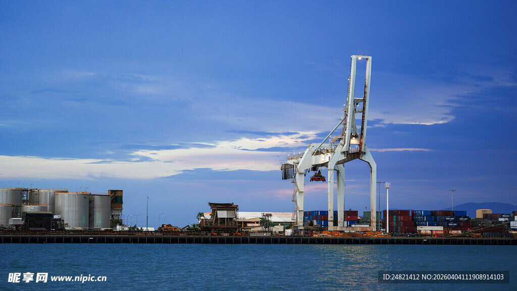 港口起重机与蓝天海景
