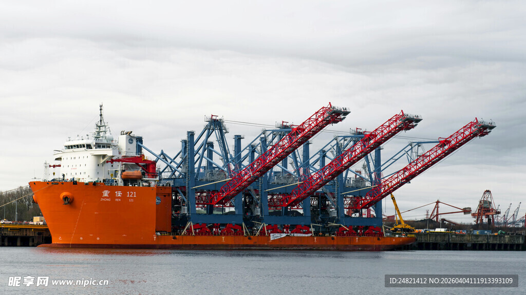 港口橙色货船与起重机