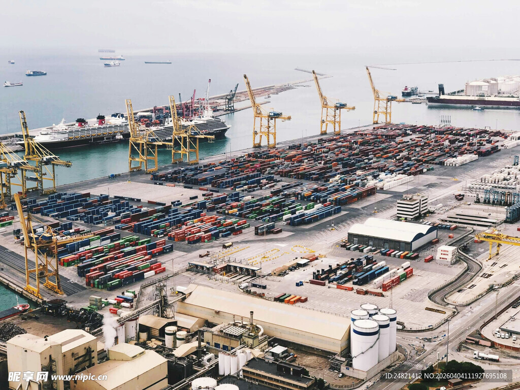 繁忙港口全景