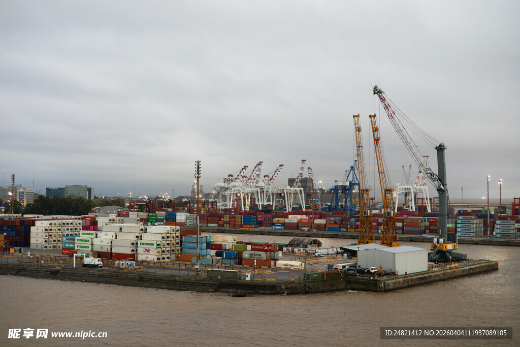 港口码头的繁忙景象