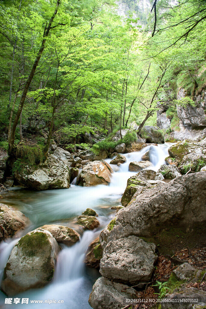 山间溪流