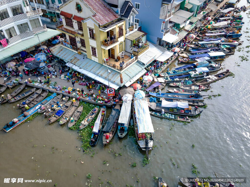 水上热闹集市景象