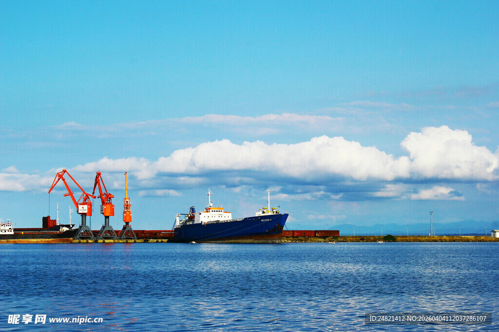 港口停泊的货船与起重机