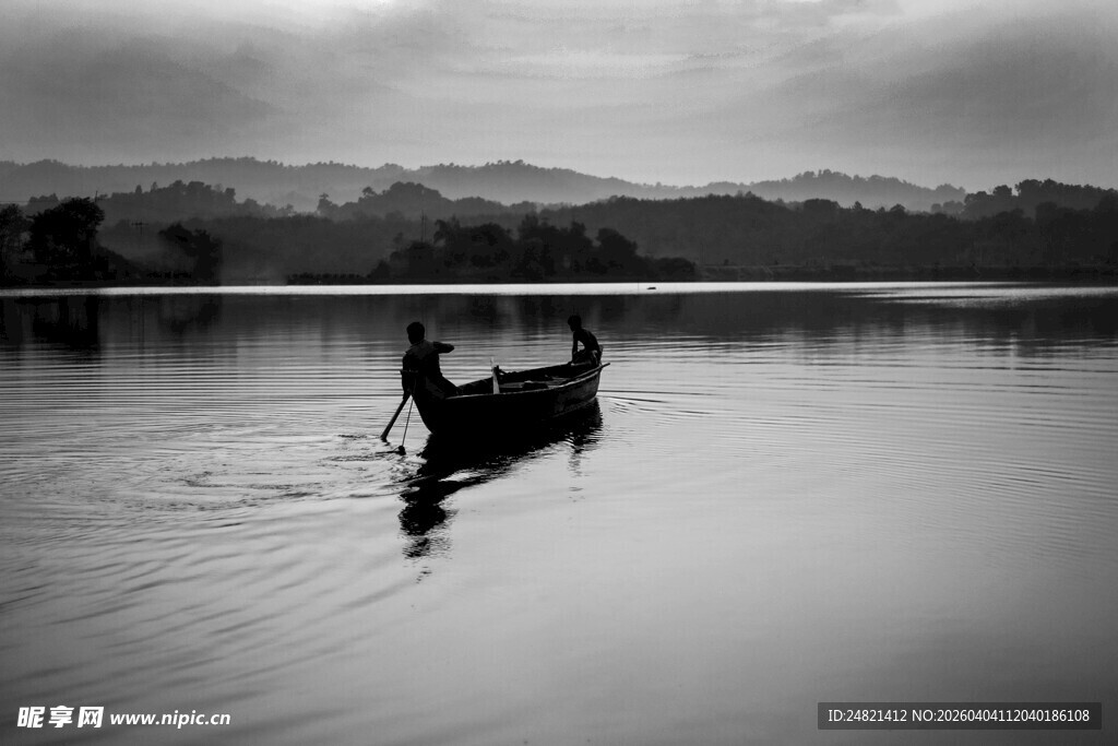 孤舟泛于宁静湖面