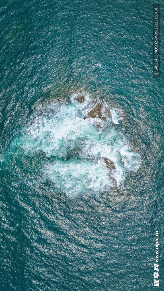 俯瞰海中礁石与浪花