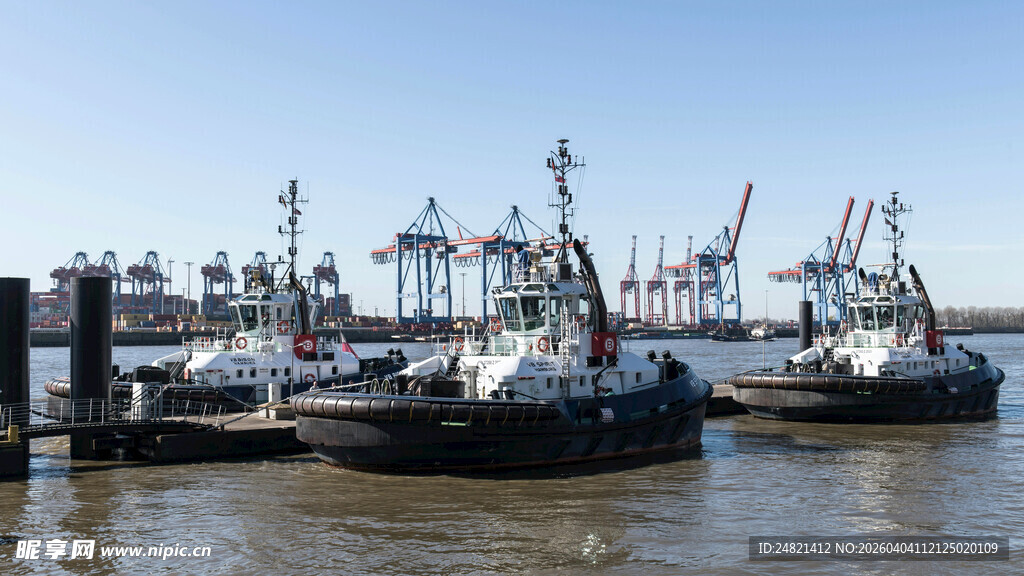 港口停泊的多艘船只