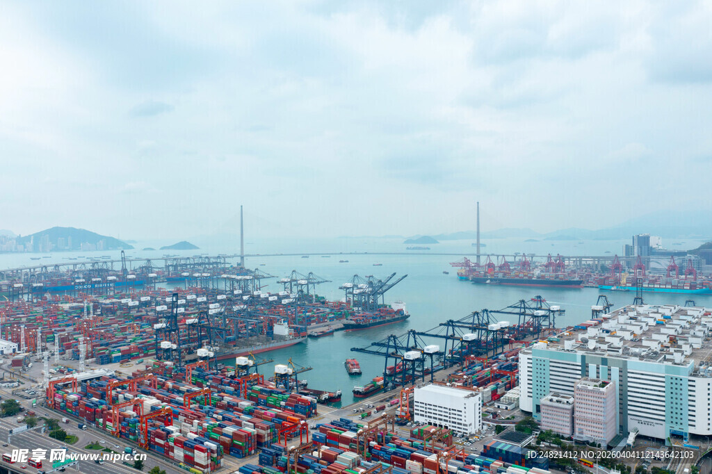 繁忙港口全景