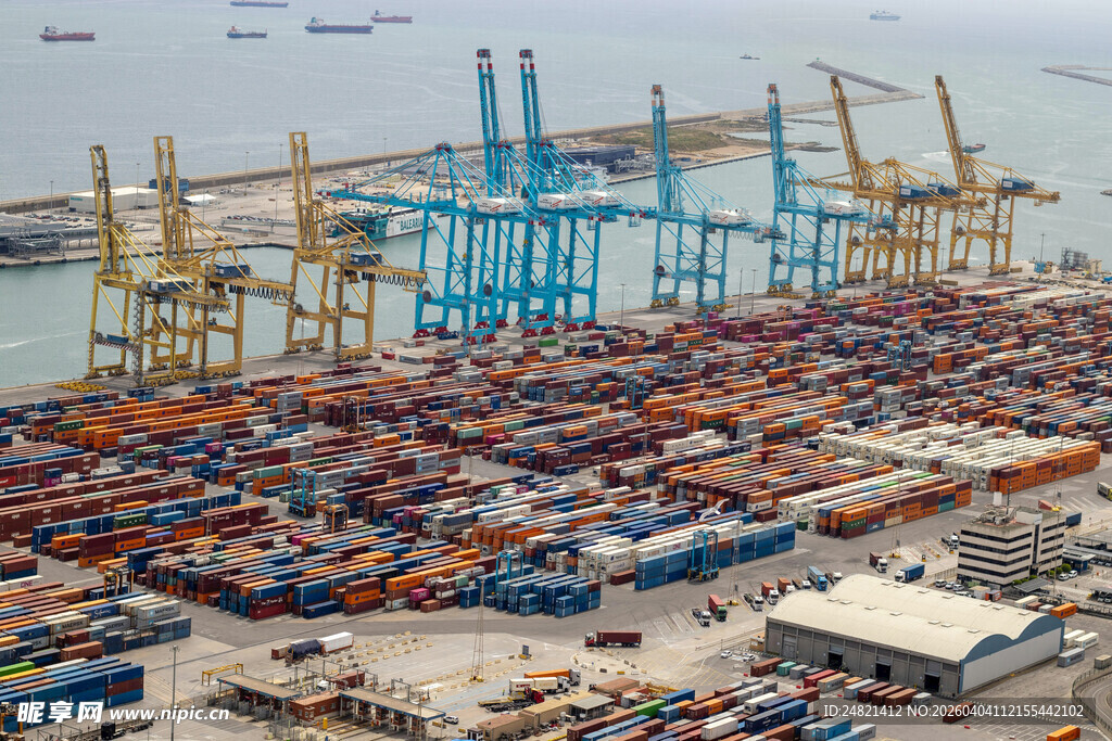 繁忙港口集装箱堆放场景