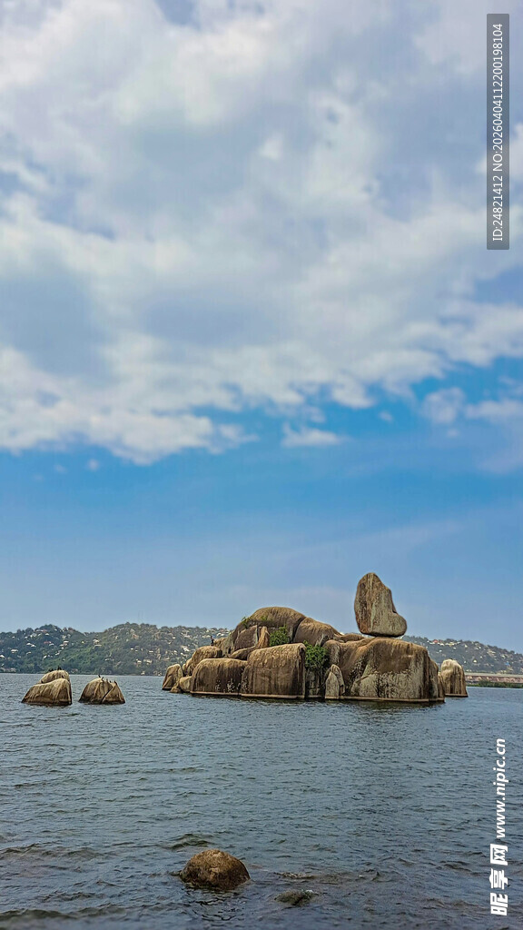 海上奇形礁石景观