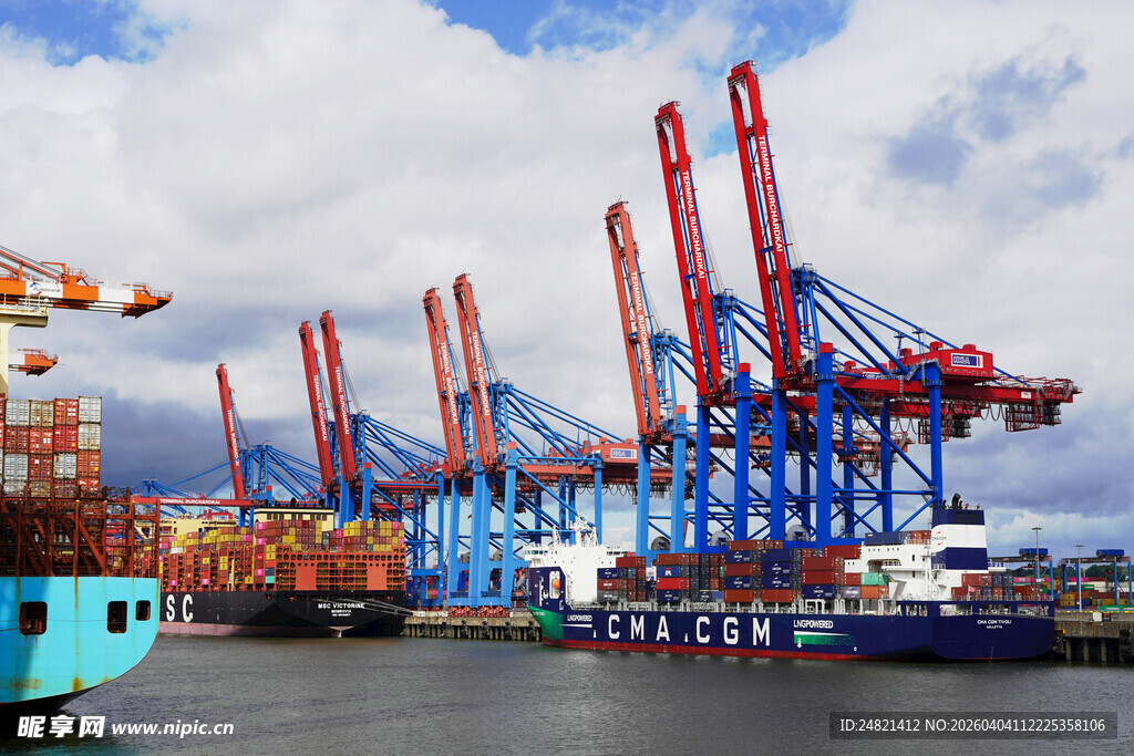 繁忙港口的大型起重设备