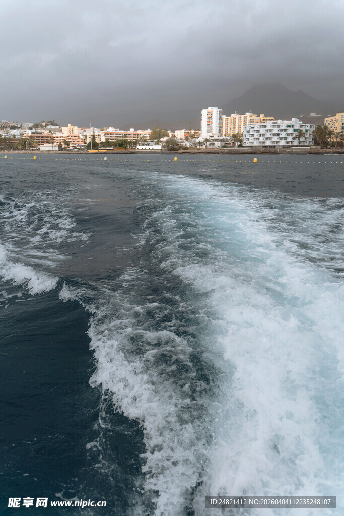 海上行船留下白色航迹