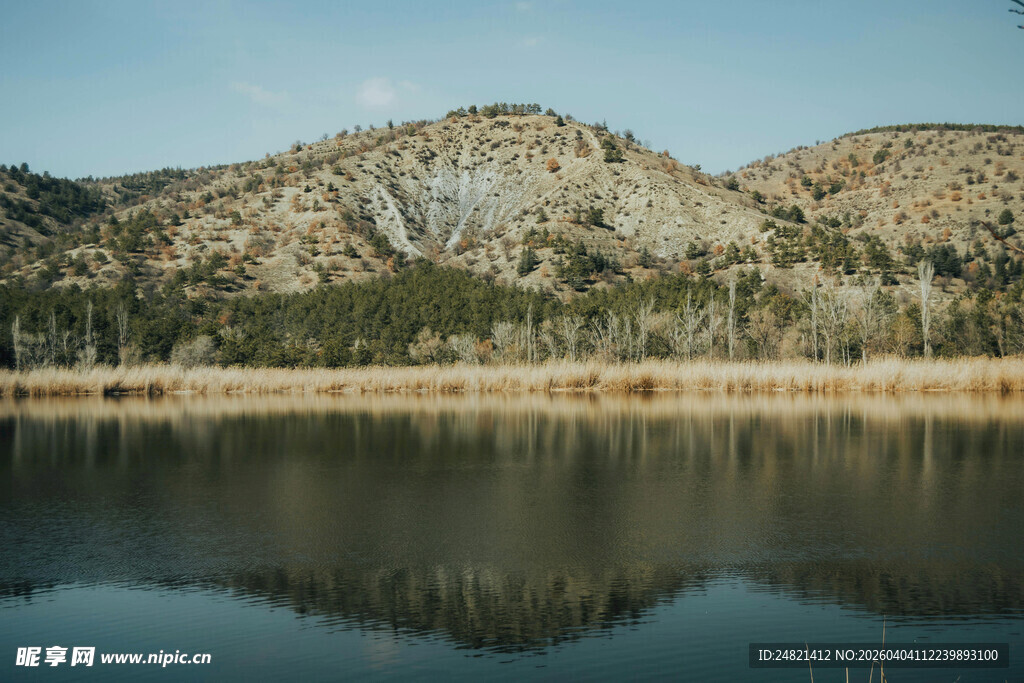 宁静山水湖景倒影画面