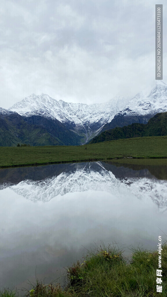 雪山湖泊美景倒影