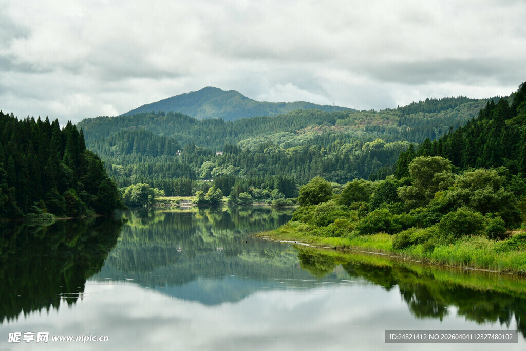 宁静山水间的自然美景