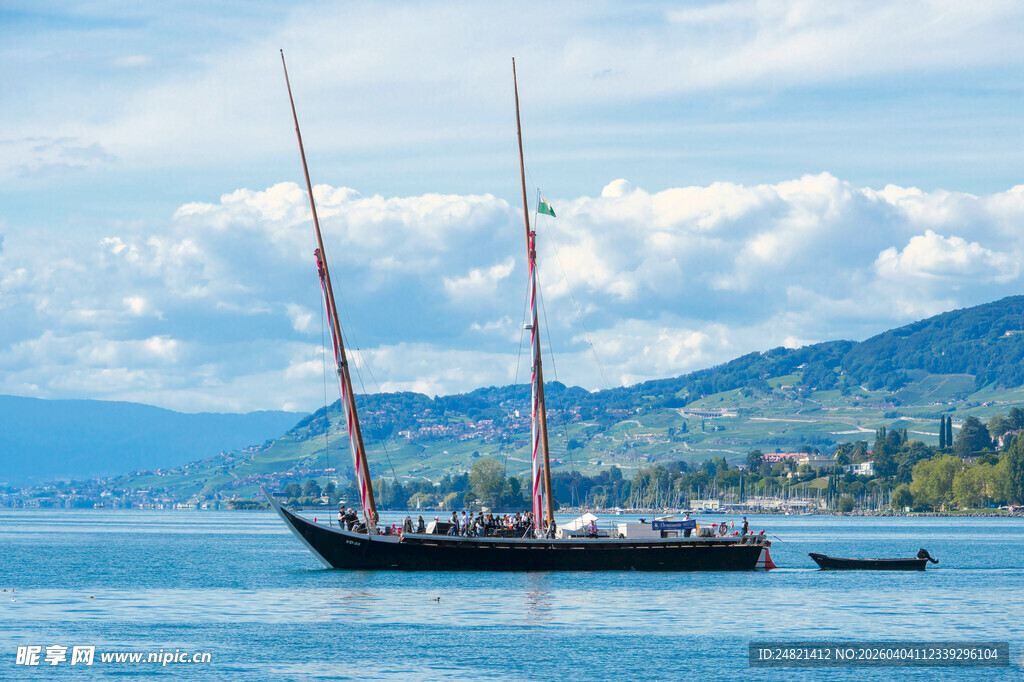 海上双桅帆船风景