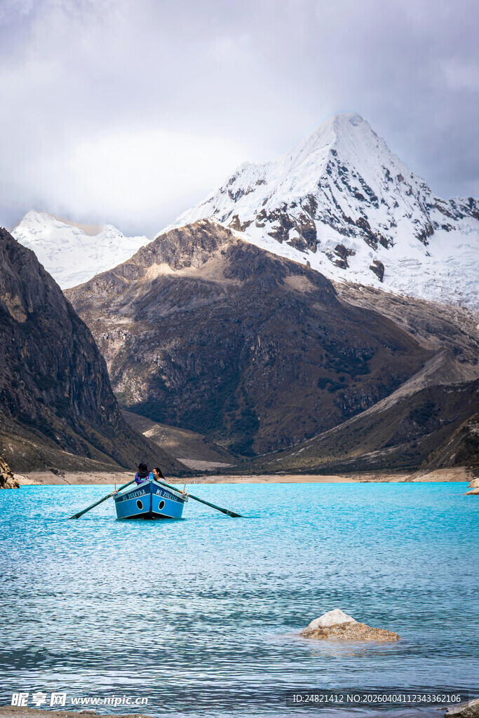 蓝湖雪山间的泛舟旅程