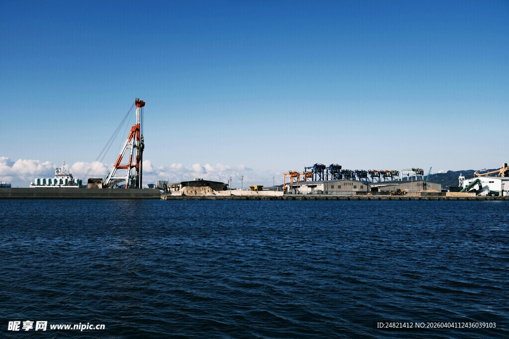 港口海域的起重机景观
