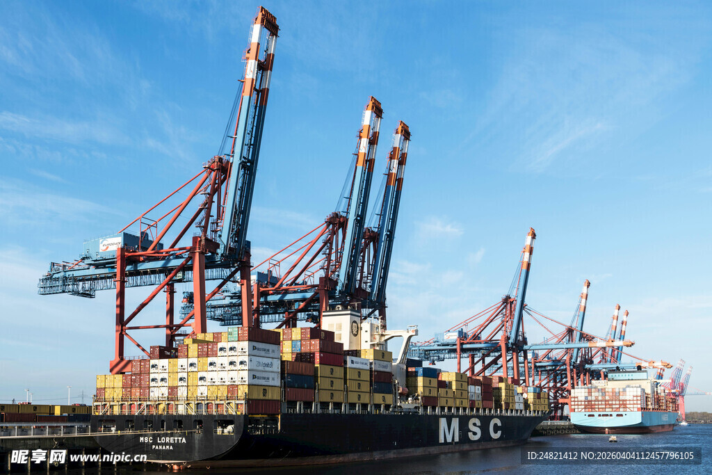 港口繁忙的大型起重设备