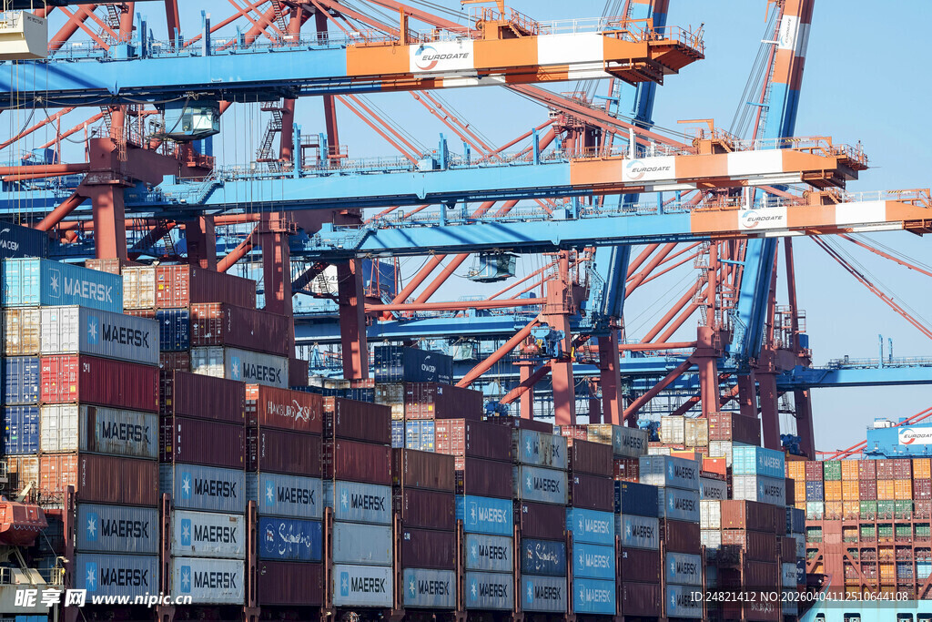 繁忙港口的集装箱作业场景