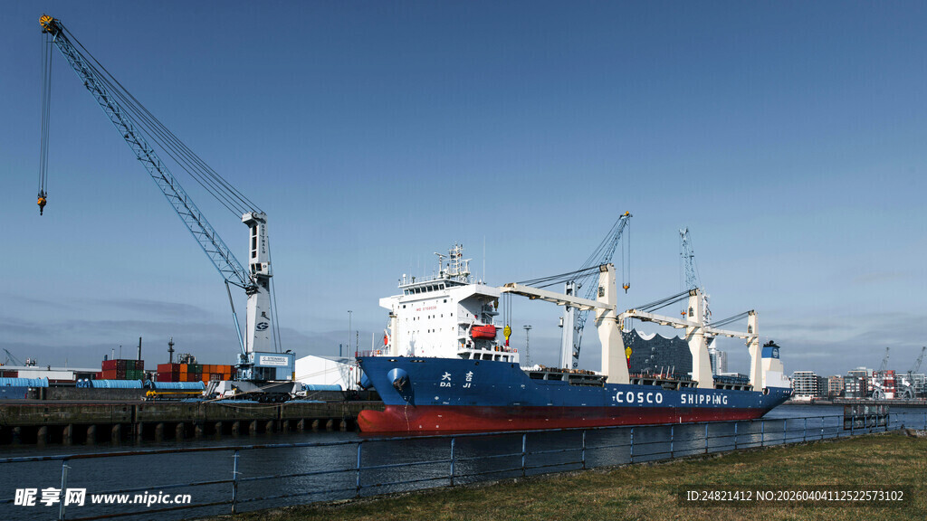 港口大型货船与起重机