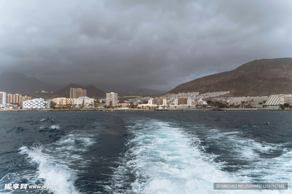 乘船驶向海边城镇