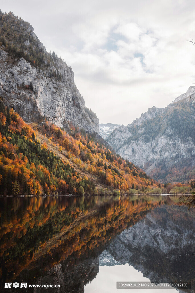 秋日山水倒影美景