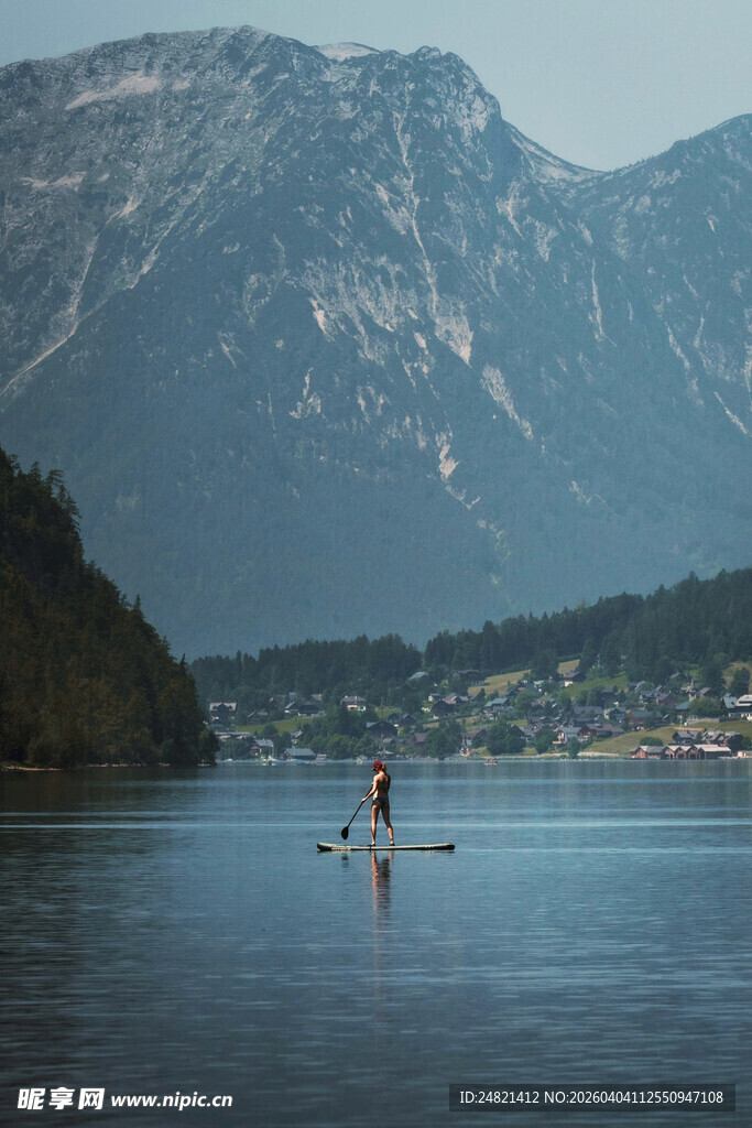 湖上划桨者与远山美景