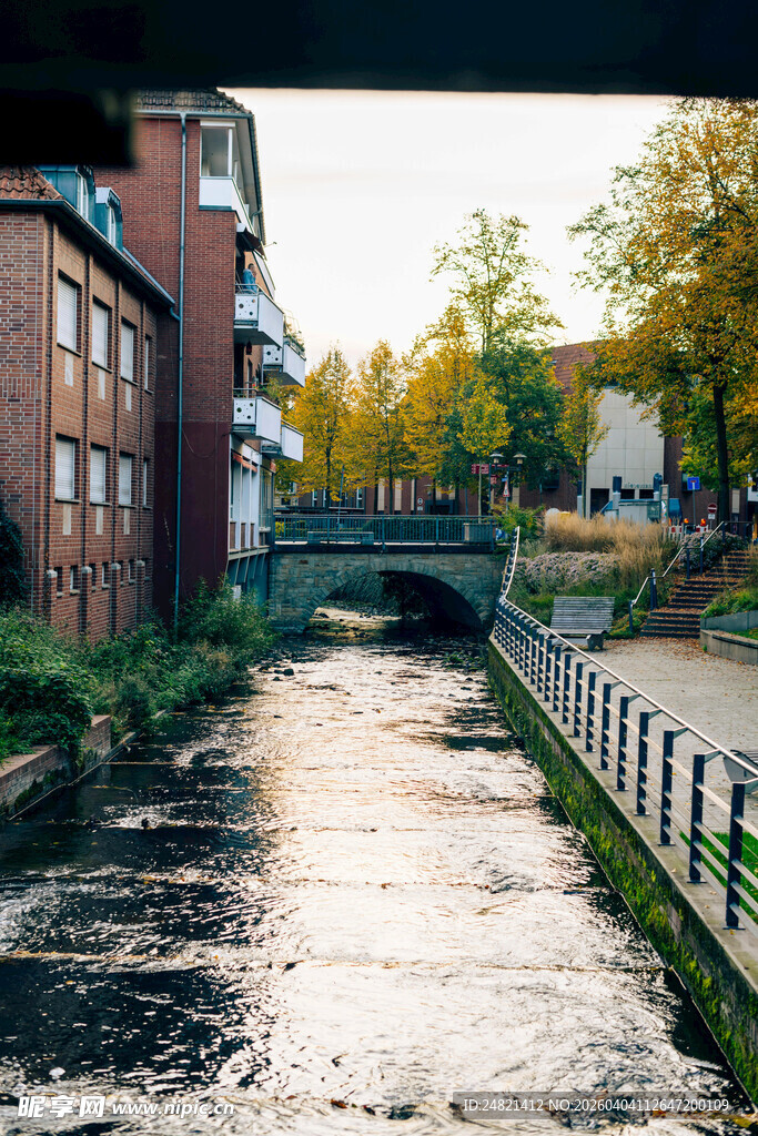 河畔秋色中的古朴城市风景