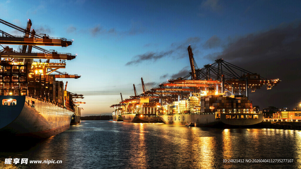 港口夜景中的繁华船舶景象