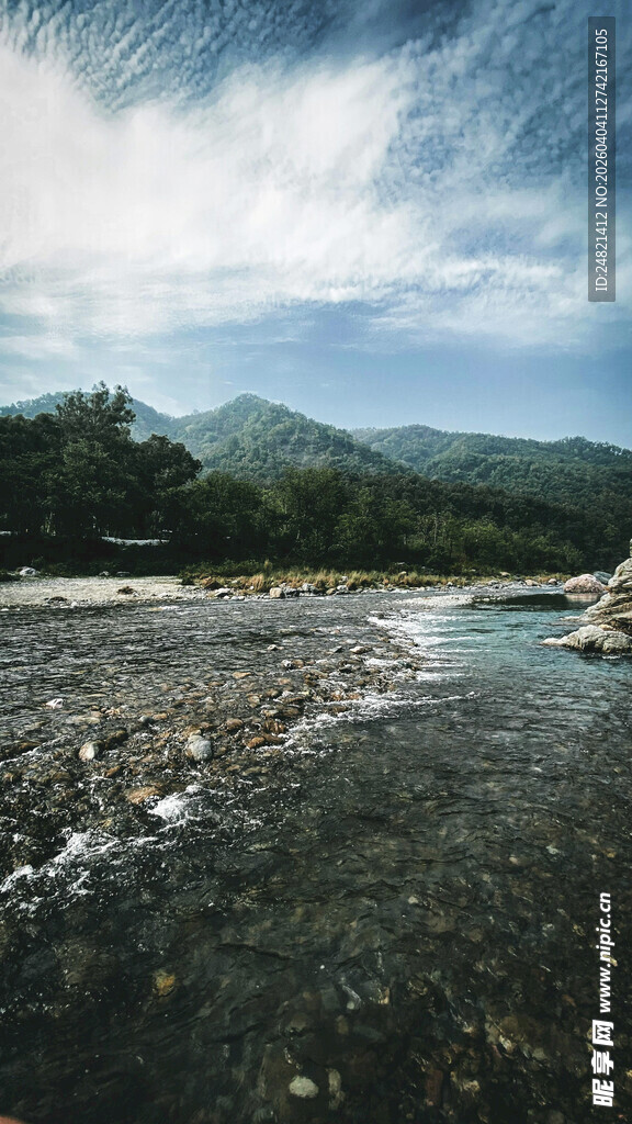 山间清澈溪流与碎石风景