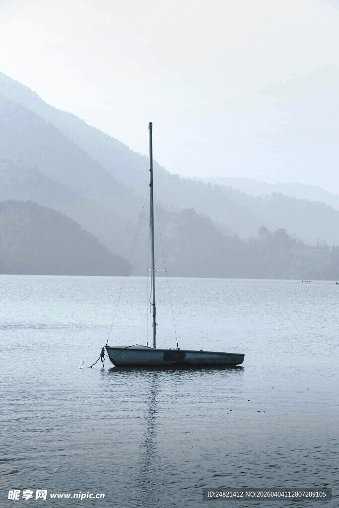 湖面上孤独的小帆船