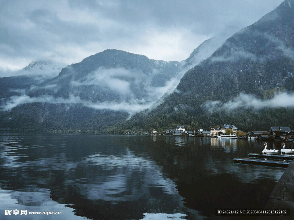 云雾缭绕的山水静谧风光