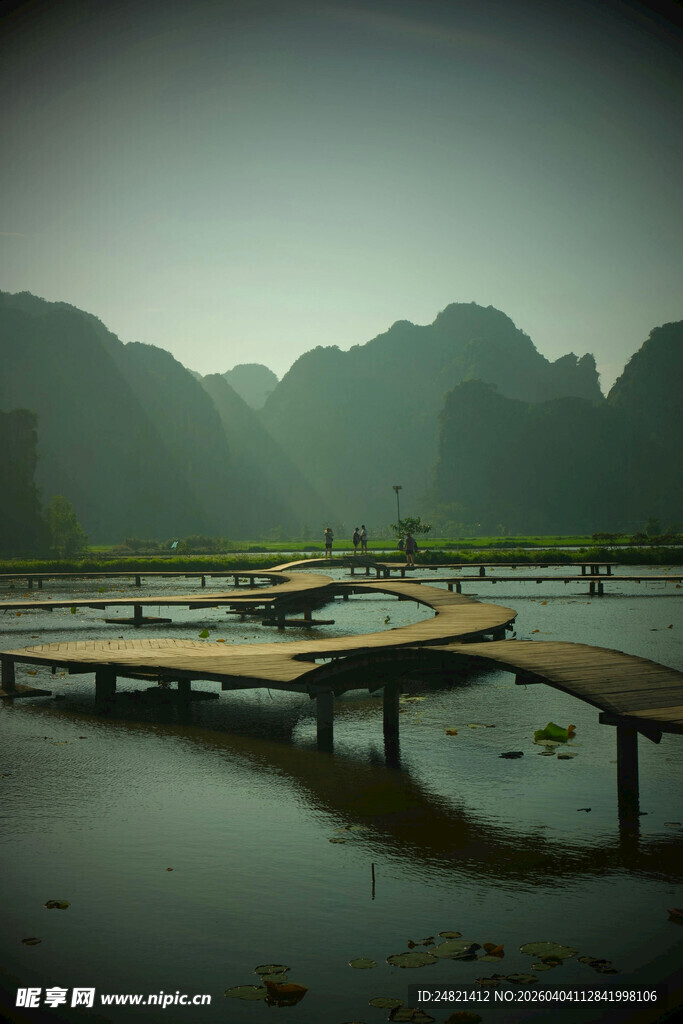 宁静山水间的木质栈桥